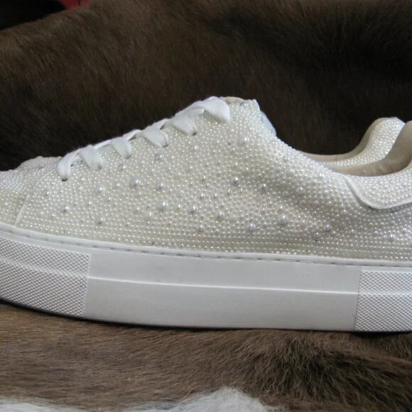 BETSEY JOHNSON BEADED SNEAKERS  NEW IN BOX (BOX NOT IN GOOD CONDITION)  SIZE 9.5 - Picture 5 of 16